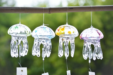 21種130個の手作りのクラゲ風鈴が涼やかに奏でる「くらげと風鈴 